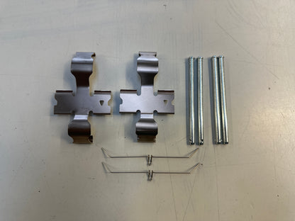04947-52080 Originalni komplet za pritrditev zavorne čeljusti Toyota GR Yaris 1.6T GXPA16